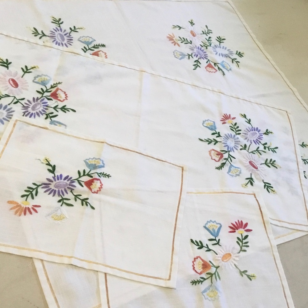 Tableware embroidered set of 4. Floral